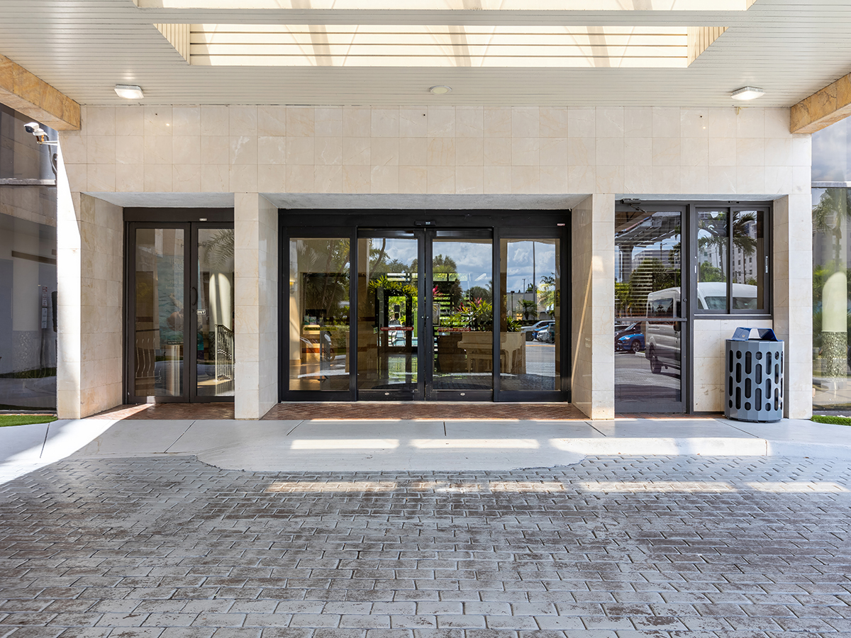 Entrance to the Regency Miami Airport by Sonesta.