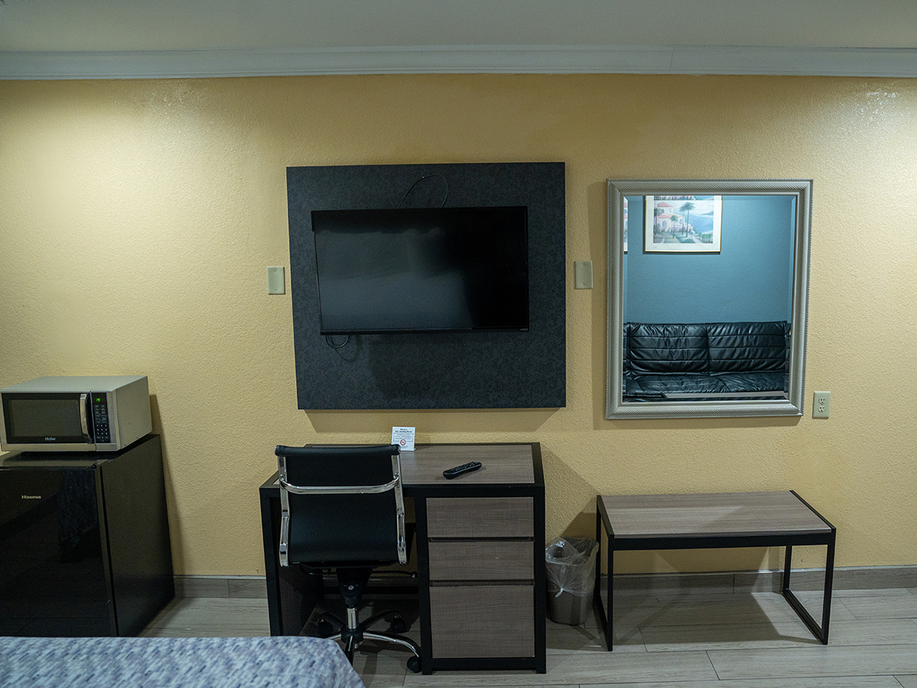A room with one bed at the Americas Best Value Inn Ft. Myers hotel.
