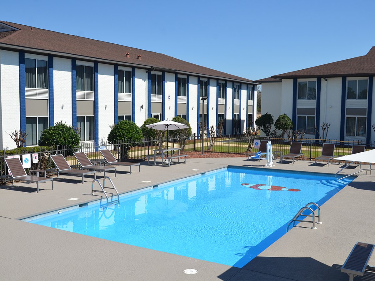 The outdoor pool of the Americas Best Value Inn & Suites Foley Gulf Shores hotel.