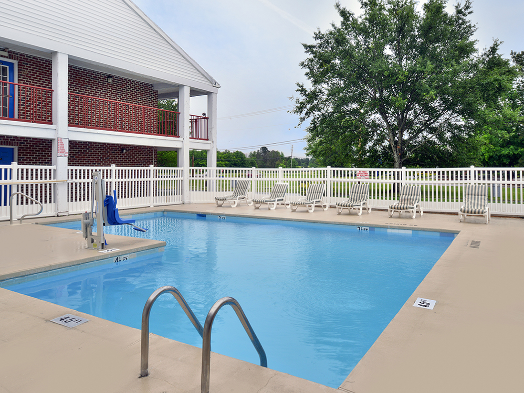 The exterior pool of the Americas Best Value Inn Edenton hotel.