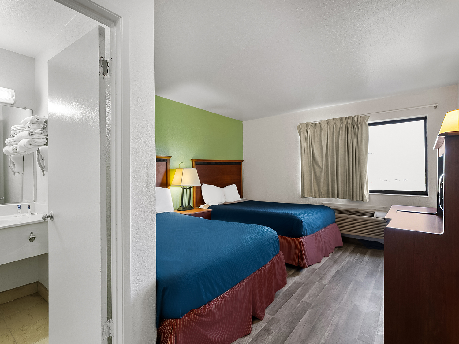 Americas Best Value Inn Lincoln Airport guest room gallery image