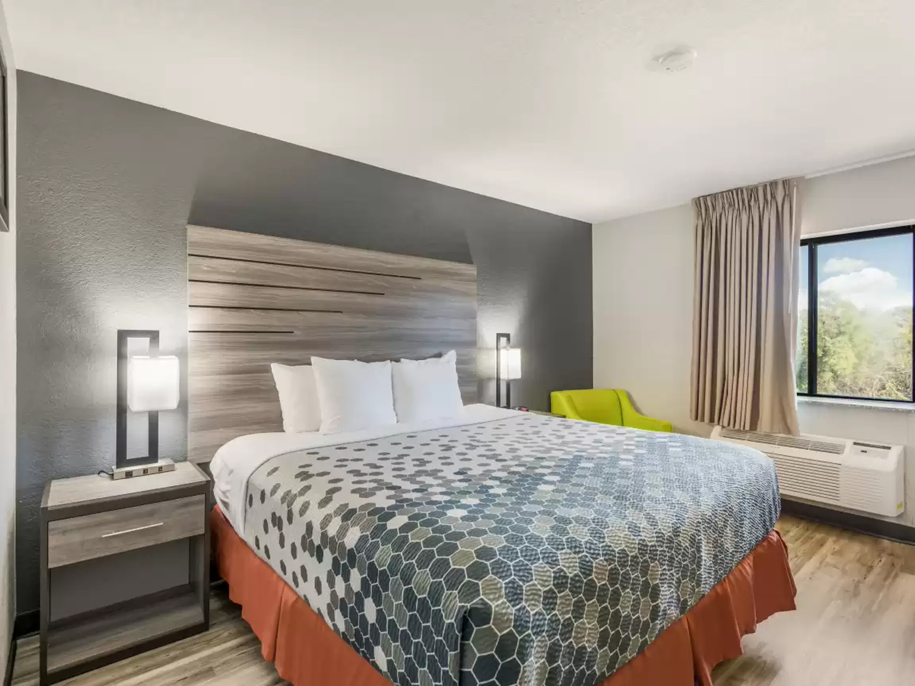 A guestroom with one bed at the Sonesta Essential Des Moines hotel.