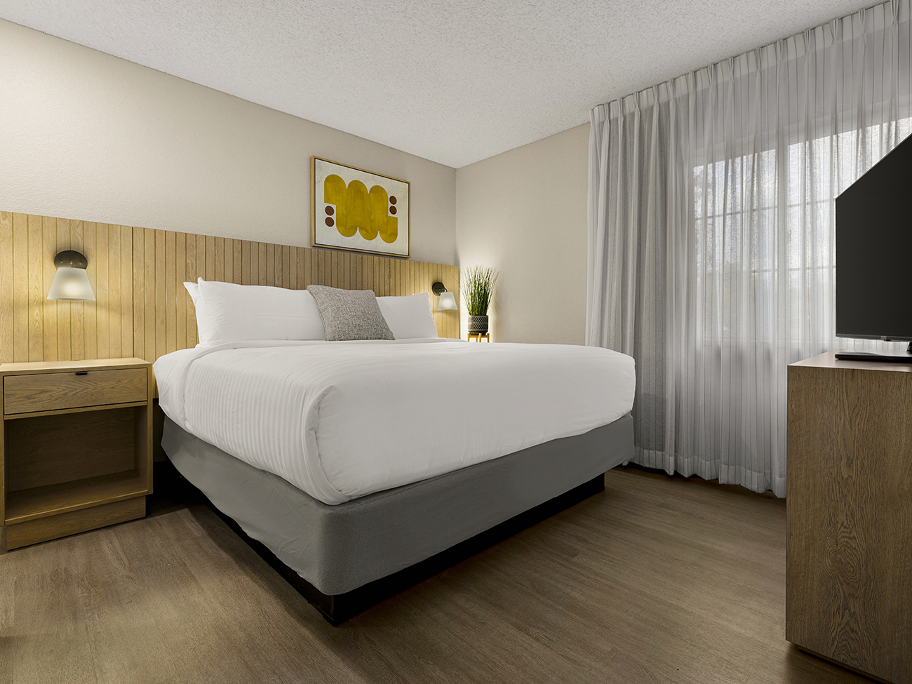 A guestroom with a queen bed at the Sonesta Simply Suites Irvine East Foothill hotel.