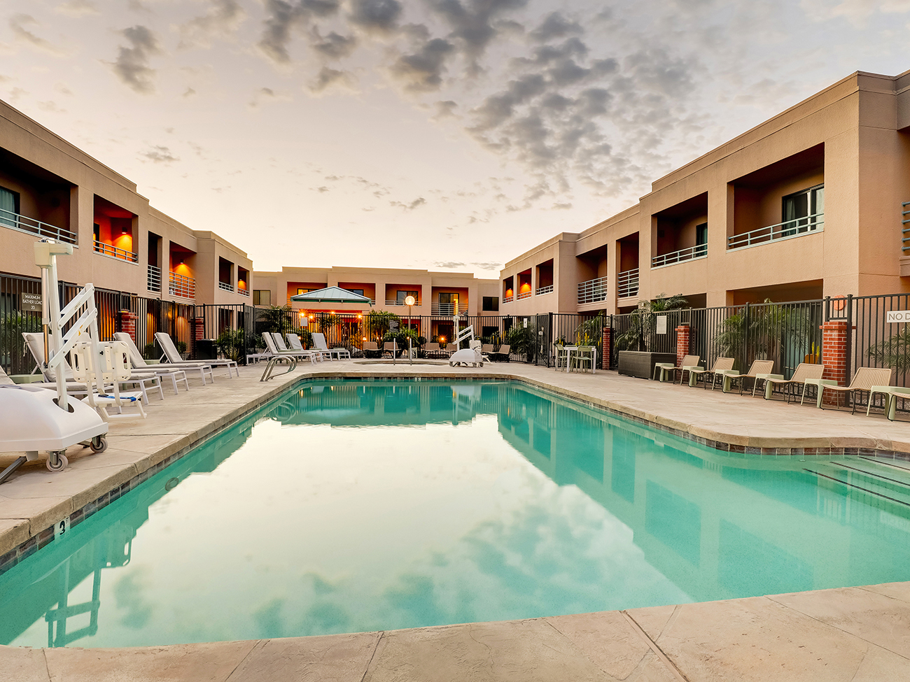 Sonesta Select Scottsdale Mayo Clinic Outdoor Pool Area