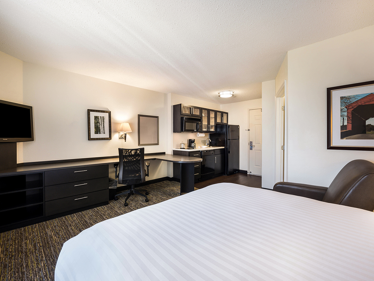 A Studio Suite at the Sonesta Simply Suites Chicago Libertyville hotel.