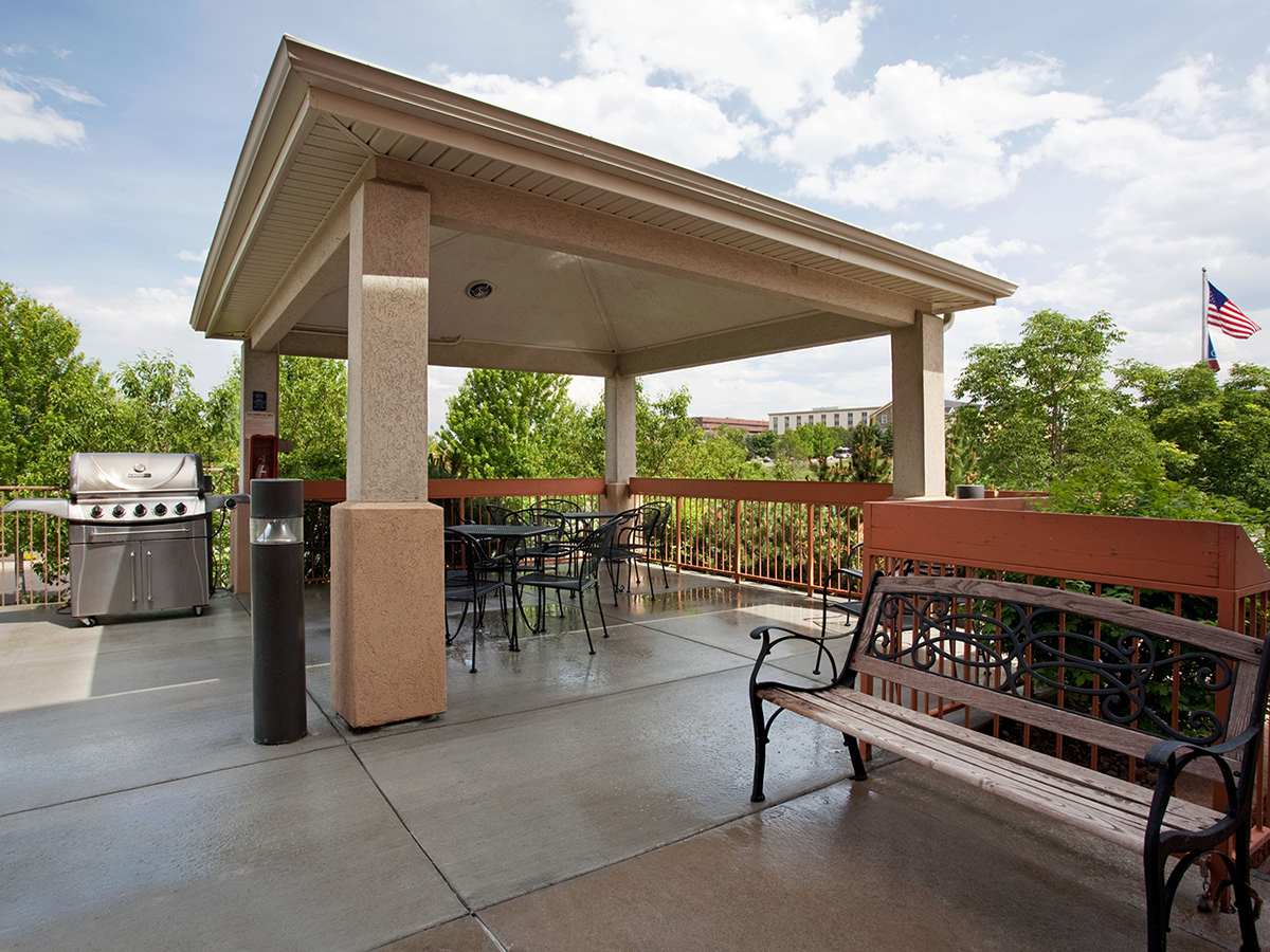 The outdoor gazebo and grilling area at the Sonesta Simply Suites Denver West Federal Center hotel.