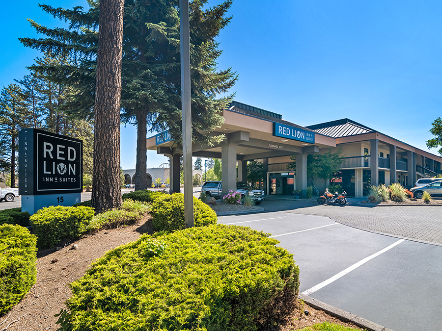 The porte-cochere and front entrance of the Red Lion Inn & Suites Deschutes River Bend hotel.