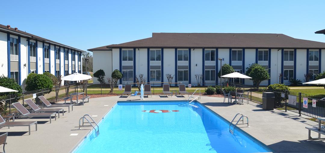 The outdoor pool area at the Americas Best Value Inn & Suites Foley Gulf Shores hotel.