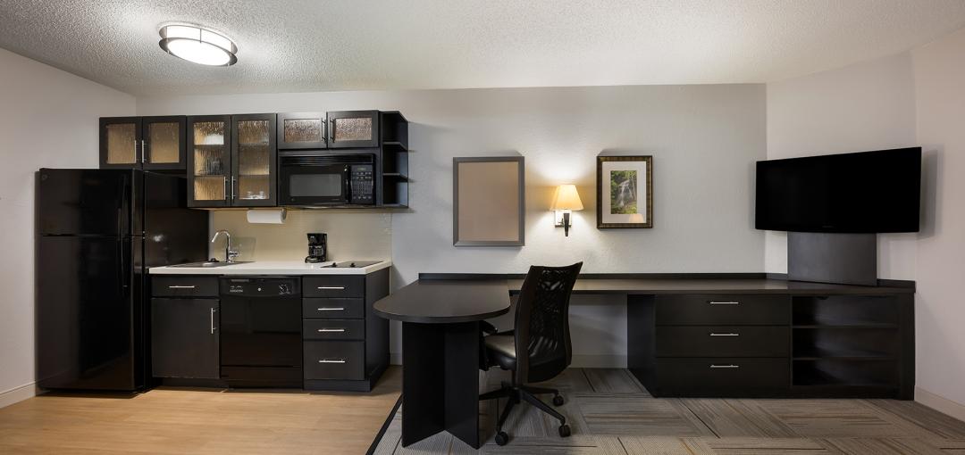 The kitchen and desk areas of the Studio Suite guest room at Sonesta Simply Suites Huntsville Research Park.