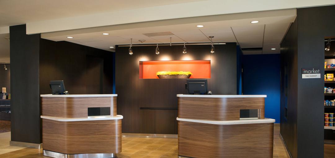 The front desk at the Sonesta Select Scottsdale at Mayo Clinic Campus hotel.