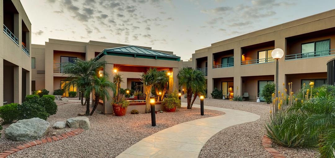 Outdoor courtyard at Sonesta Select Scottsdale at Mayo Clinic Campus hotel