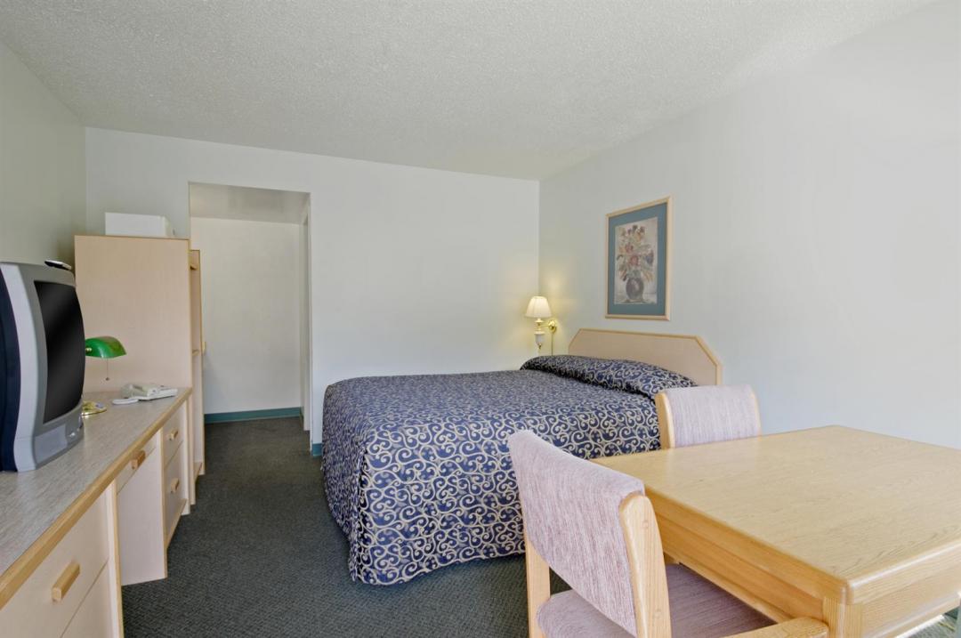 Spacious single bed guestroom with table and chairs