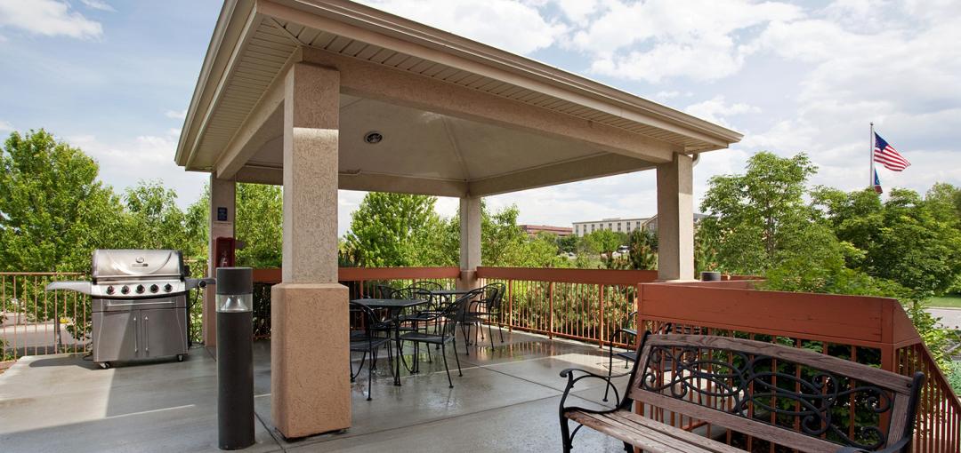 The outdoor grill and gazebo area at the Sonesta Simply Suites Denver West Federal Center hotel.