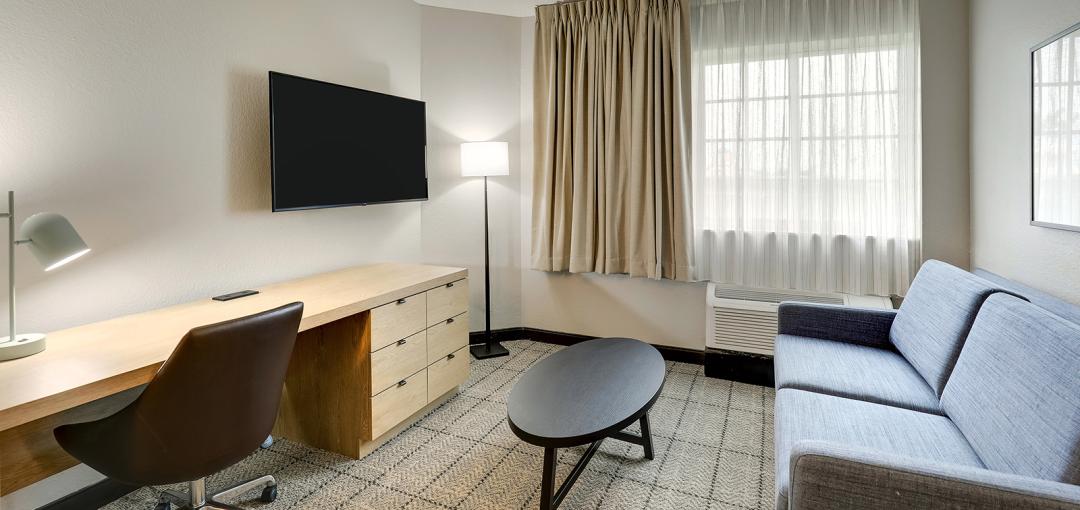 One-Bedroom Queen Suite at the Sonesta Simply Suites Miami Airport Doral hotel.