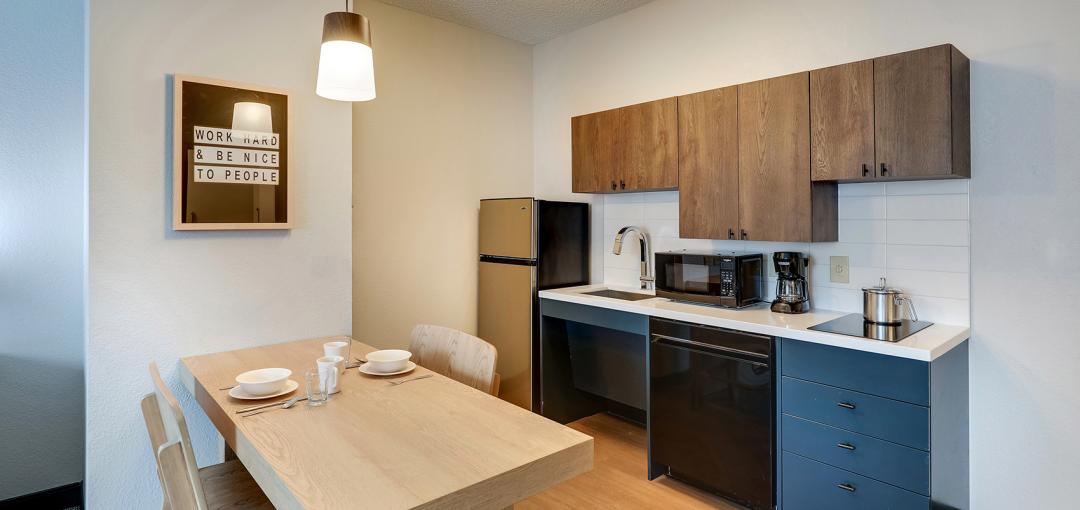 One-Bedroon Queen Suite kitchen area at the Sonesta Simply Suites Miami Airport Doral hotel.
