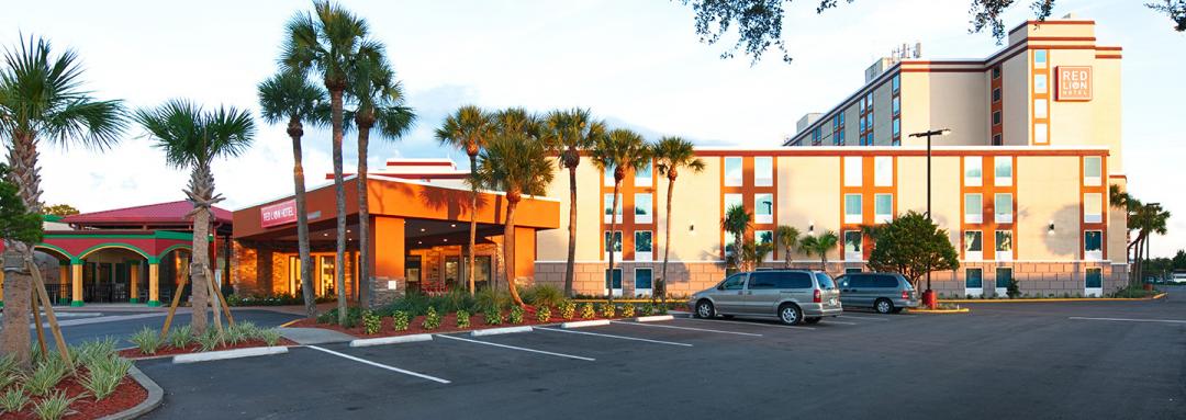 Hotel exterior with parking lot