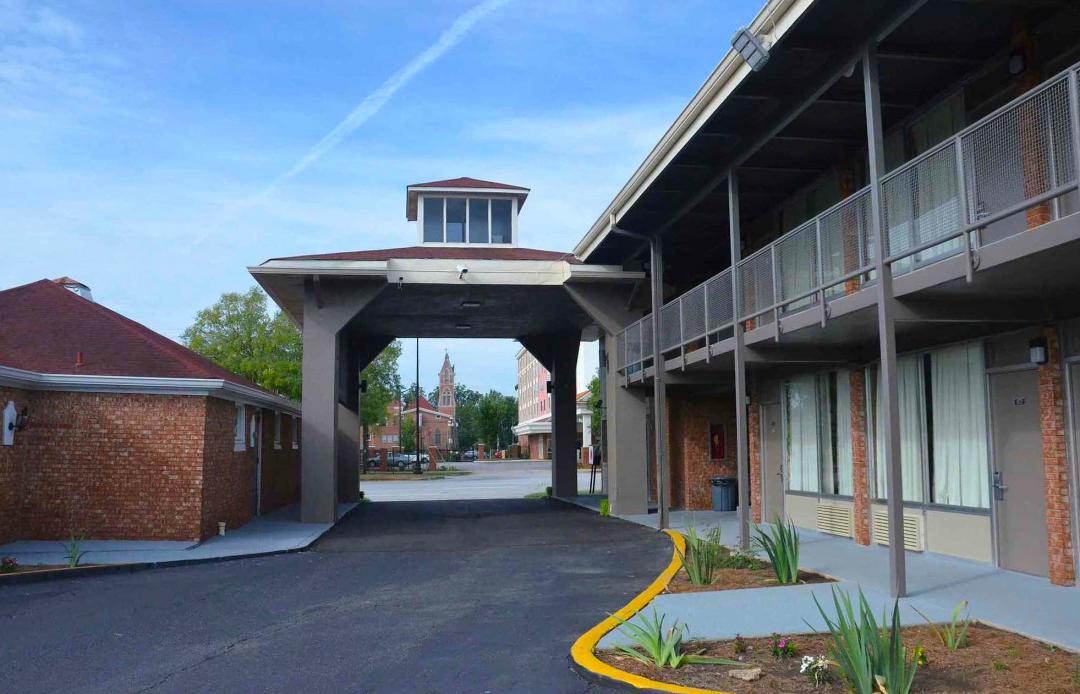 Side view of Port Cochere with exterior hotel corridors