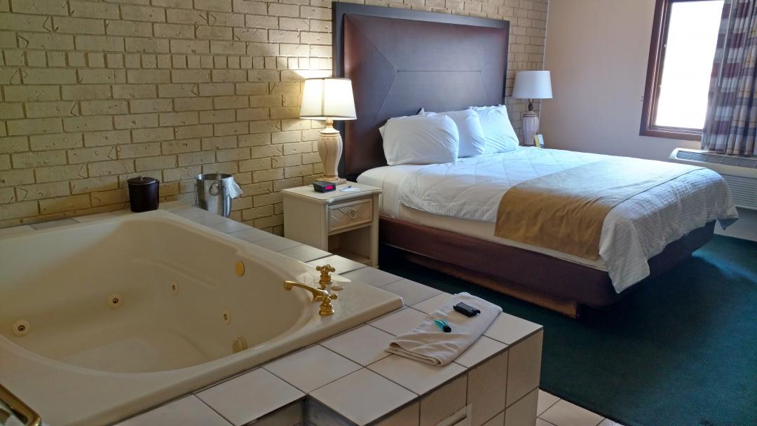 Guest with one queen bed and jacuzzi tub