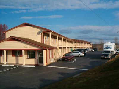 Hotel exterior with ample parking