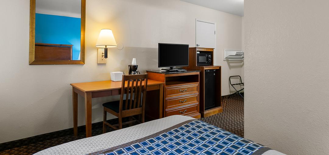 Americas Best Value Inn Lincoln Airport room amenities features image