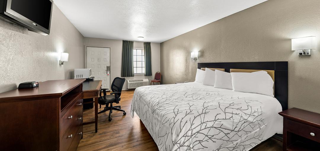 Americas Best Value Inn Bonham king beds guest room