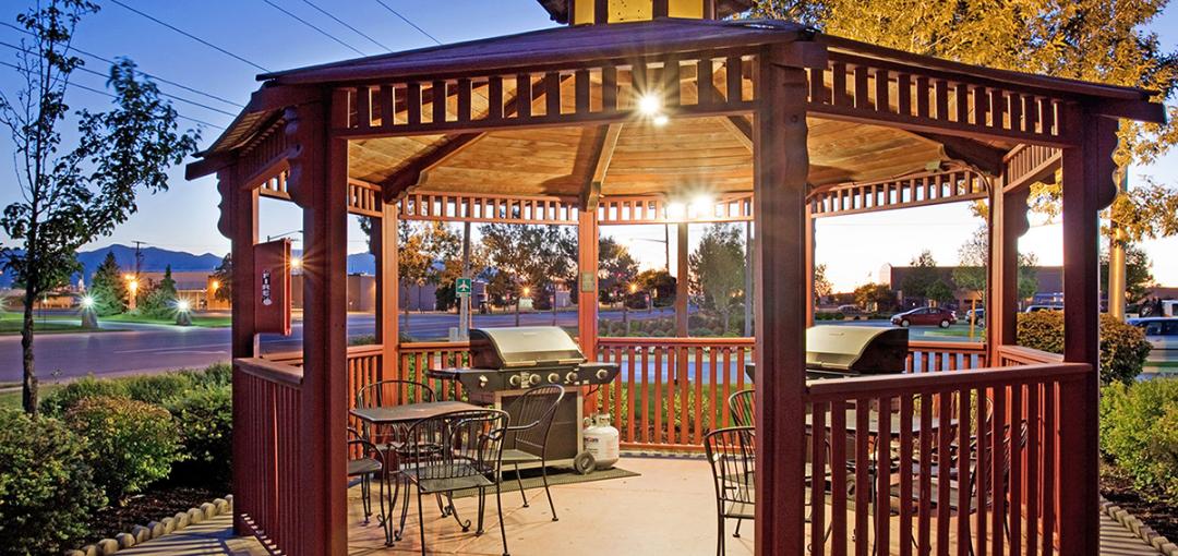 The gazebo and grill area at the Sonesta Simply Suites Salt Lake City Airport hotel.