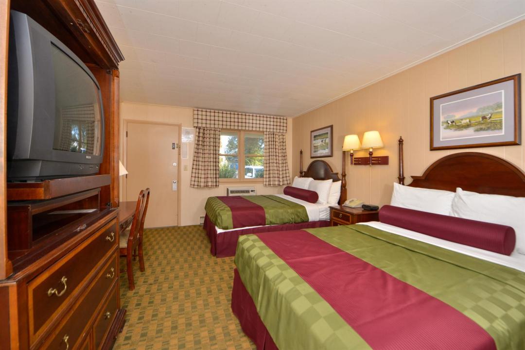 Double bed guest room and amenities and window